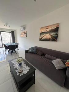 Posezení v ubytování Xlendi - Seafront 2 Bedroom Apartment, Fully Air-conditioned and equipped with all amenities + 6 fotografií