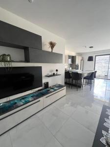 Kuchyň nebo kuchyňský kout v ubytování Xlendi - Seafront 2 Bedroom Apartment, Fully Air-conditioned and equipped with all amenities