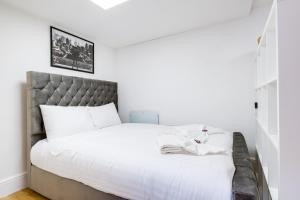 Voodi või voodid majutusasutuse Hendon Studio Bungalow - Easy Bus to Wembley Stadium, Parking toas
