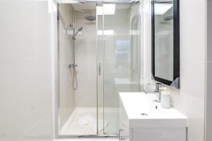 Vannituba majutusasutuses Hendon Studio Bungalow - Easy Bus to Wembley Stadium, Parking