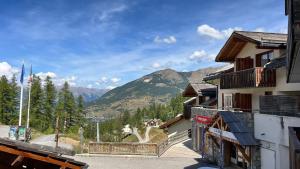 En generel udsigt til bjerge eller udsigt til bjerge taget fra lejligheden