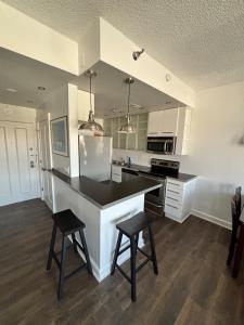 Η κουζίνα ή μικρή κουζίνα στο Downtown Studio with Full Kitchen and Bath