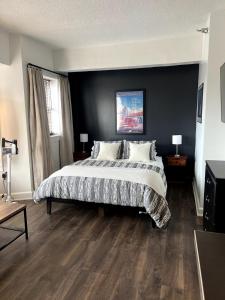 Ένα ή περισσότερα κρεβάτια σε δωμάτιο στο Downtown Studio with Full Kitchen and Bath
