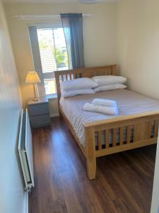 Un dormitorio con una cama con dos toallas encima. en Tourist board certified Super city centre apartment with free parking, en Belfast