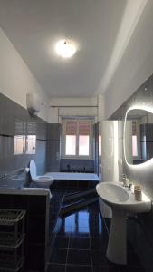 a bathroom with two sinks and a tub and a toilet at M&M Apartment in Ponte Lucano