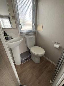 A bathroom at Belle Aire Caravan Park, Sleeps 6, Bed Linen and Towels Included, Free WiFi, Pets Welcome Még 7 kép