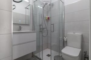 A bathroom at Apartamentos Bello Lanzarote