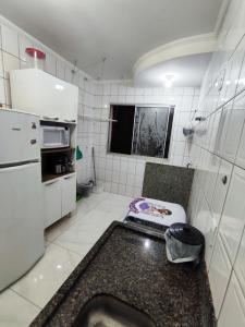 Kuchyň nebo kuchyňský kout v ubytování Quarto com banheiro privativo PARA MULHERES