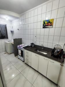 Kuchyň nebo kuchyňský kout v ubytování Quarto com banheiro privativo PARA MULHERES