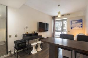 Et tv og/eller underholdning på Studio Etoile Foch Champs Elysées + 1 billede