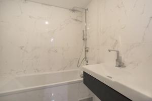 Et badeværelse på Studio Etoile Foch Champs Elysées