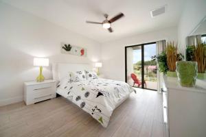 Un pat sau paturi într-o cameră la Villa Palms at Mayfair +13 fotografii