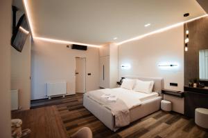 a bedroom with a white bed in a room at Votre Maison Prive in Vaslui