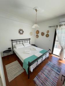 Postel nebo postele na pokoji v ubytování Stunning Beachfront Apartment Strátos