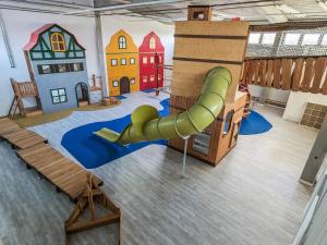 ein Spielzimmer mit einer Rutsche in der Mitte in der Unterkunft 6 Personen Ferienhaus in Wendtorf in Wendtorf
