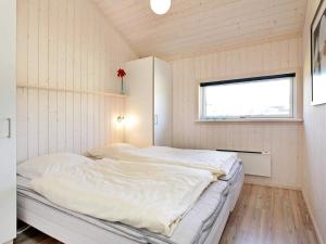 due letti in una piccola stanza con una finestra di 10 person holiday home in Großenbrode a Grossenbrode