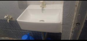 ein Badezimmer mit einem weißen Waschbecken in der Wand in der Unterkunft Sea Bird Holiday Home Behind Revdanda High school in Alībāg