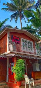 ein Haus mit einem weißen Stuhl davor in der Unterkunft Sea Bird Holiday Home Behind Revdanda High school in Alībāg