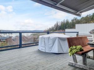 ストレムスタードにある8 person holiday home in STRÖMSTADのバルコニー(テーブル、椅子付)