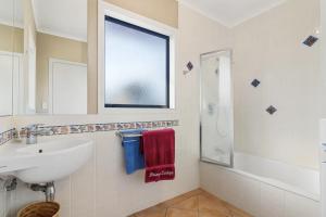 Ένα μπάνιο στο Whanga Bar Surf Views - Whangamata Holiday Home