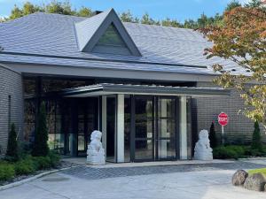 un edificio con una señal de stop delante de él en YAMANO RESORT HOTEL EIGHE - Vacation STAY 20060v, en Shiozawa 7 fotos más