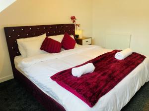 Una cama blanca grande con dos toallas encima. en 1 minute walk to Liverpool Stadium Free Private Parking, Anfield Liverpool Entire House, en Liverpool