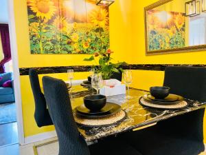 mesa de comedor con sillas y pared amarilla en 1 minute walk to Liverpool Stadium Free Private Parking, Anfield Liverpool Entire House, en Liverpool
