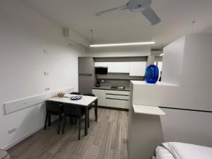 A kitchen or kitchenette at Residenza della Samaritana Classici