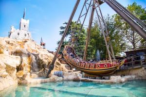 PalazzagoにあるAlbenza Bnbのテーマパークの水上ボート乗り