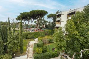Κήπος έξω από το The Poolside House - new 2 bedroom apartment with terrace