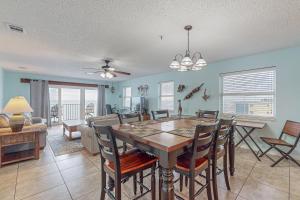 una sala da pranzo e un soggiorno con tavolo e sedie di Sea Breeze 608 a St Pete Beach