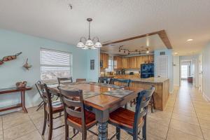 una sala da pranzo e una cucina con tavolo e sedie di Sea Breeze 608 a St Pete Beach