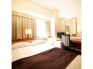 a bedroom with a bed and a desk with a computer at Central Hotel - Vacation STAY 99766v in Kusugaurachō