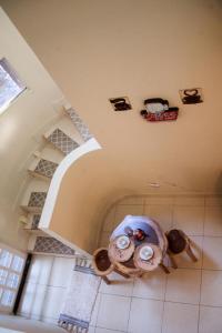 a room with a table and a spiral staircase at Hospedaje Casa Wichel, Calida y Bohemia tu mejor opsion in Ciudad Valles