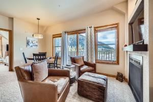 ein Wohnzimmer mit Sofa und Stühlen und einem Kamin in der Unterkunft 5959 Hidden River Lodge condo in Keystone