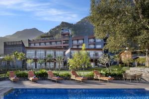 Bazén v ubytování juSTa Rasa Retreat & Spa Rishikesh nebo v jeho okolí