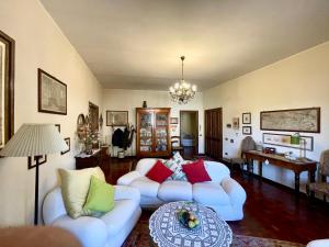 a living room with two couches and a table at B&B Souvenirs d'Antan in Orvinio
