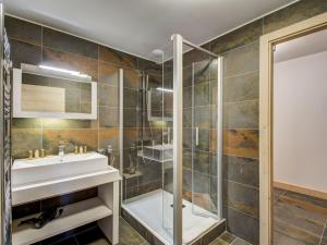 ein Badezimmer mit Waschbecken und Dusche in der Unterkunft Appartement spacieux avec sauna, parking et WiFi à Courchevel - FR-1-562-12 in Courchevel