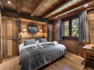Un pat sau paturi într-o cameră la Chalet luxueux à Courchevel avec espace bien-être, parfait pour familles et amis - FR-1-562-20