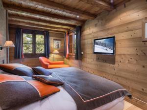 Un televizor și/sau centru de divertisment la Chalet luxueux à Courchevel avec espace bien-être, parfait pour familles et amis - FR-1-562-20
