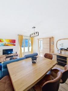 ラ・ブレスにあるLa Bresse Nature and Glisseのリビングルーム(木製テーブル、青いソファ付)