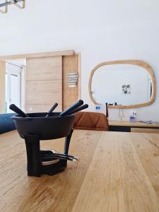 ラ・ブレスにあるLa Bresse Nature and Glisseの鏡付きの部屋の黒い椅子 +7枚の写真