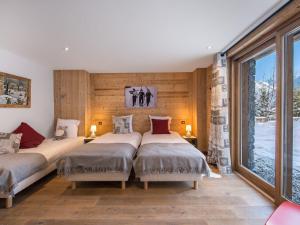 クールシュヴェルにあるChalet 5 étoiles près des pistes avec jacuzzi et sauna - FR-1-562-11の窓のある部屋にベッドが2つある