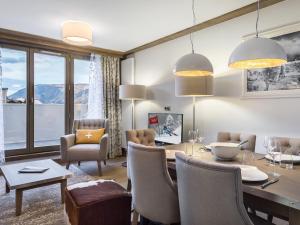 ein Wohnzimmer mit Esstisch und Stühlen in der Unterkunft Appartement élégant avec accès facile aux pistes, parking et salle de fitness - FR-1-562-23 in Courchevel + 3 Fotos