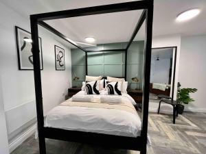 トーキーにあるStylish Studio Apartment on Torquay Harbourside!のベッドルーム(鏡付きの白黒ベッド1台付)