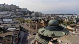 トーキーにあるStylish Studio Apartment on Torquay Harbourside!の緑の屋根の街並み