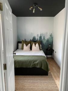 una camera da letto con un letto e un dipinto sul muro di Large Modern home, 5 mins to town Centre a Enniskillen