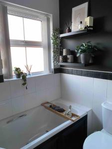 un bagno con lavandino e vasca da bagno di Large Modern home, 5 mins to town Centre a Enniskillen