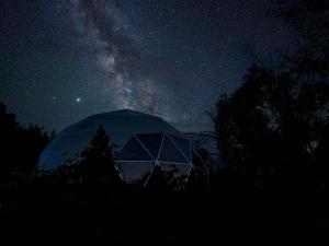 a dome tent under a starry sky at night at 2 domes in Glendale Utah Fantastic Stargazing in Glendale