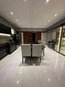 ein Esszimmer mit Tisch und Stühlen in der Unterkunft Casa Carnaval 2025-São Benedito-CE in São Benedito